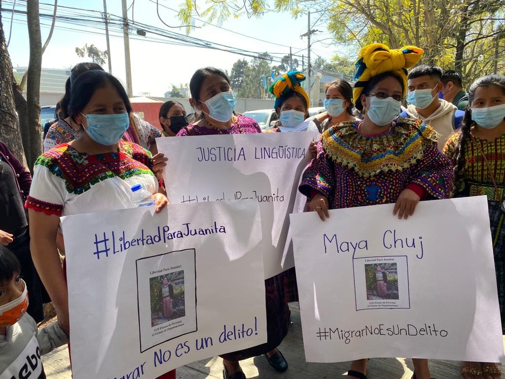 Miembras de la delegación en la Ciudad de Guatemala muestran pancartas exigiendo #LibertadParaJuanita afuera de la Embajada Mexicana